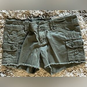 American Eagle army green cargo shorts. Size 00. NWT